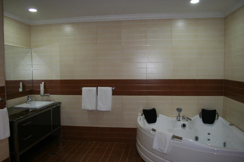Crossroads Hotel 布兰太尔 外观 照片