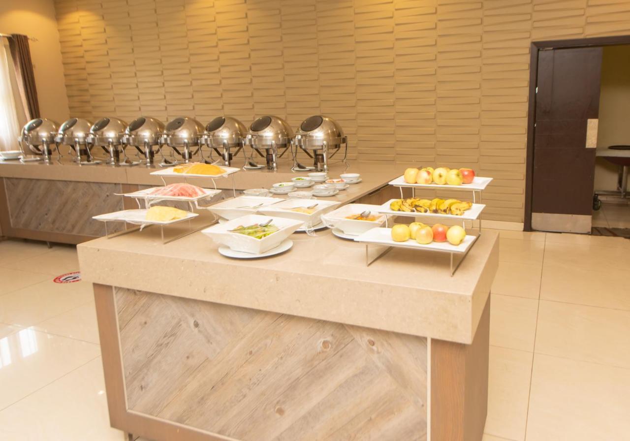 Crossroads Hotel 布兰太尔 外观 照片